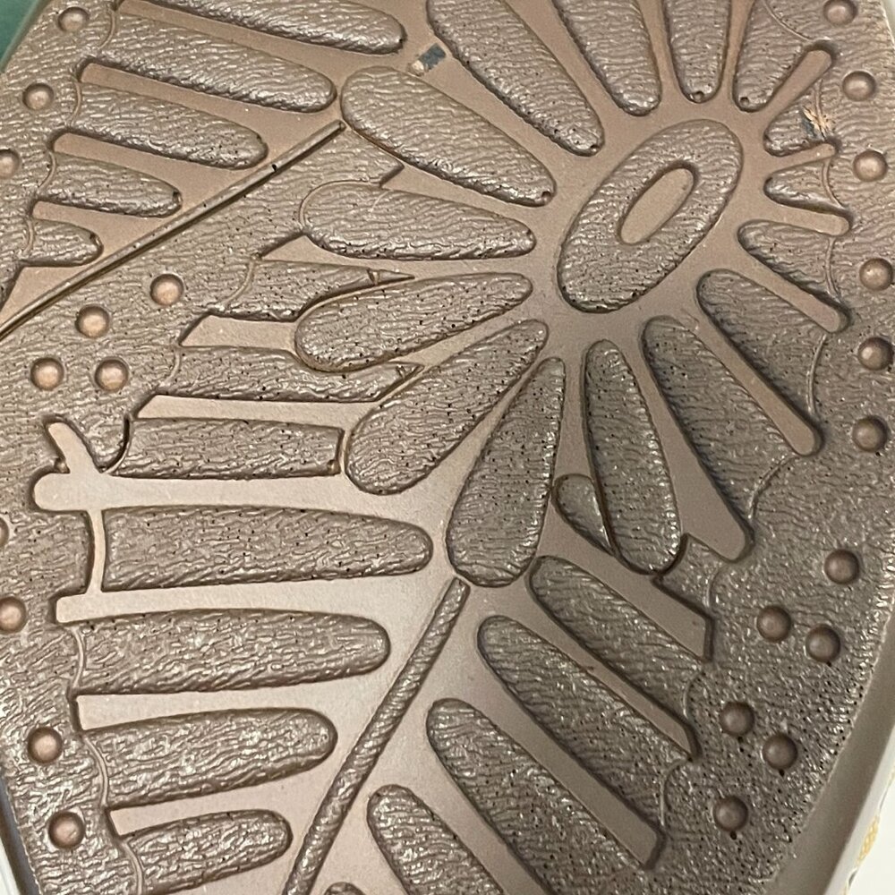 (NEW) SOFTSPOTS #177457 Leather Wedge Open Toe Slide w/ Flower Trim, Sage - 10W - Picture 13 of 13